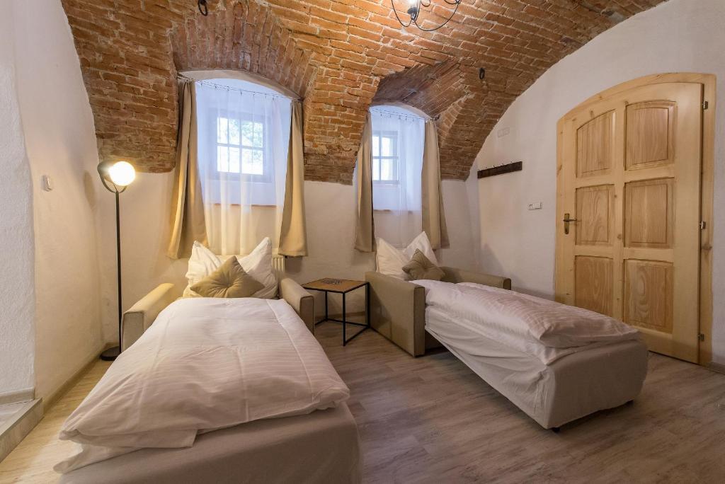 Łóżko lub łóżka w pokoju w obiekcie Pension U Zámku