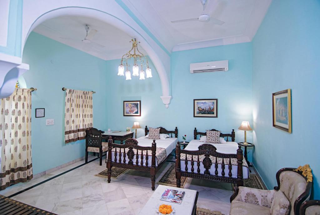 Postel nebo postele na pokoji v ubytování Alsisar Haveli - Heritage Hotel