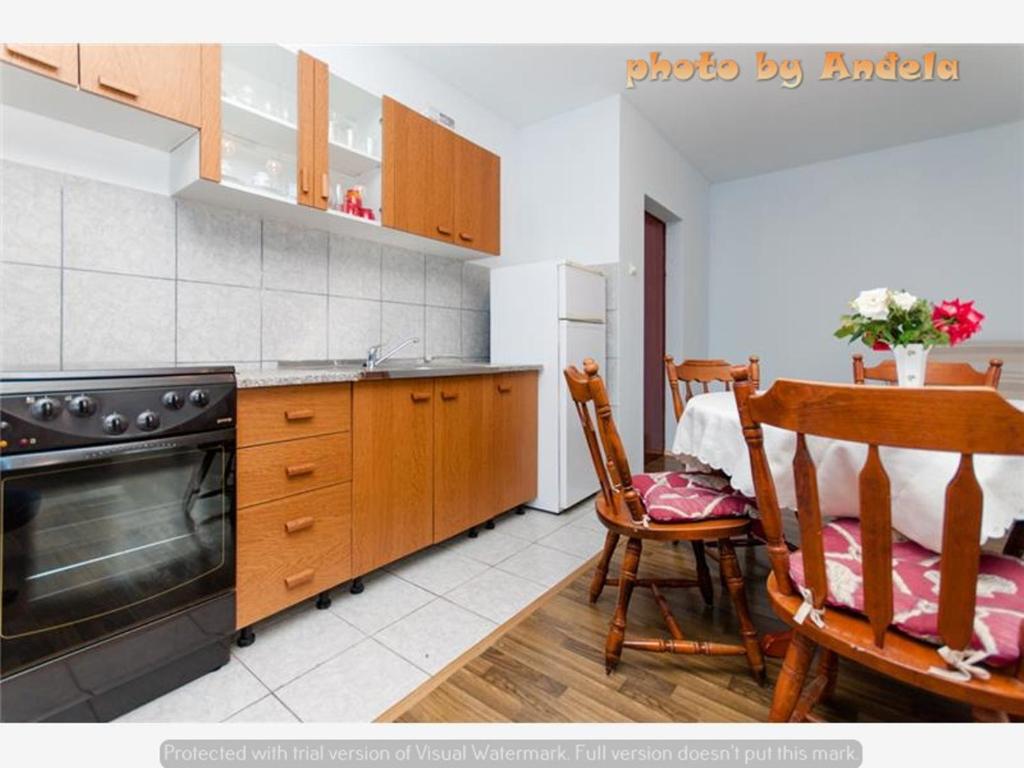 Kuchyňa alebo kuchynka v ubytovaní Apartmani Anđela