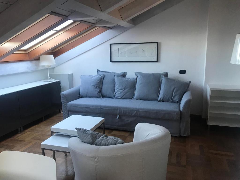 sala de estar con sofá y mesa en Creuza de Ma, en Tellaro