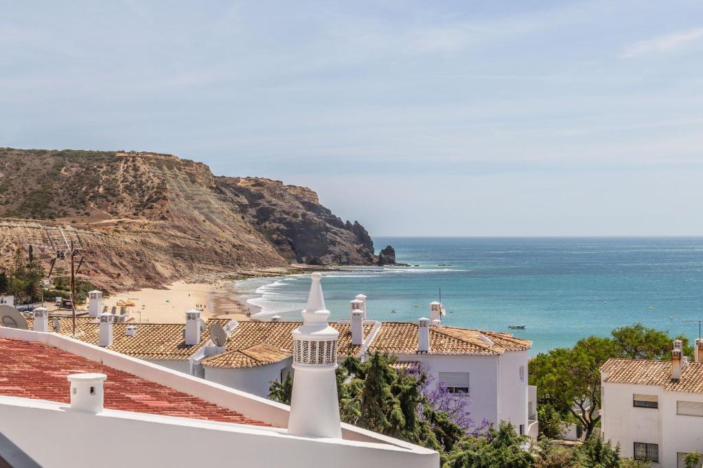 - une vue sur la plage depuis le toit d'un bâtiment dans l'établissement H&H seaview, à Luz