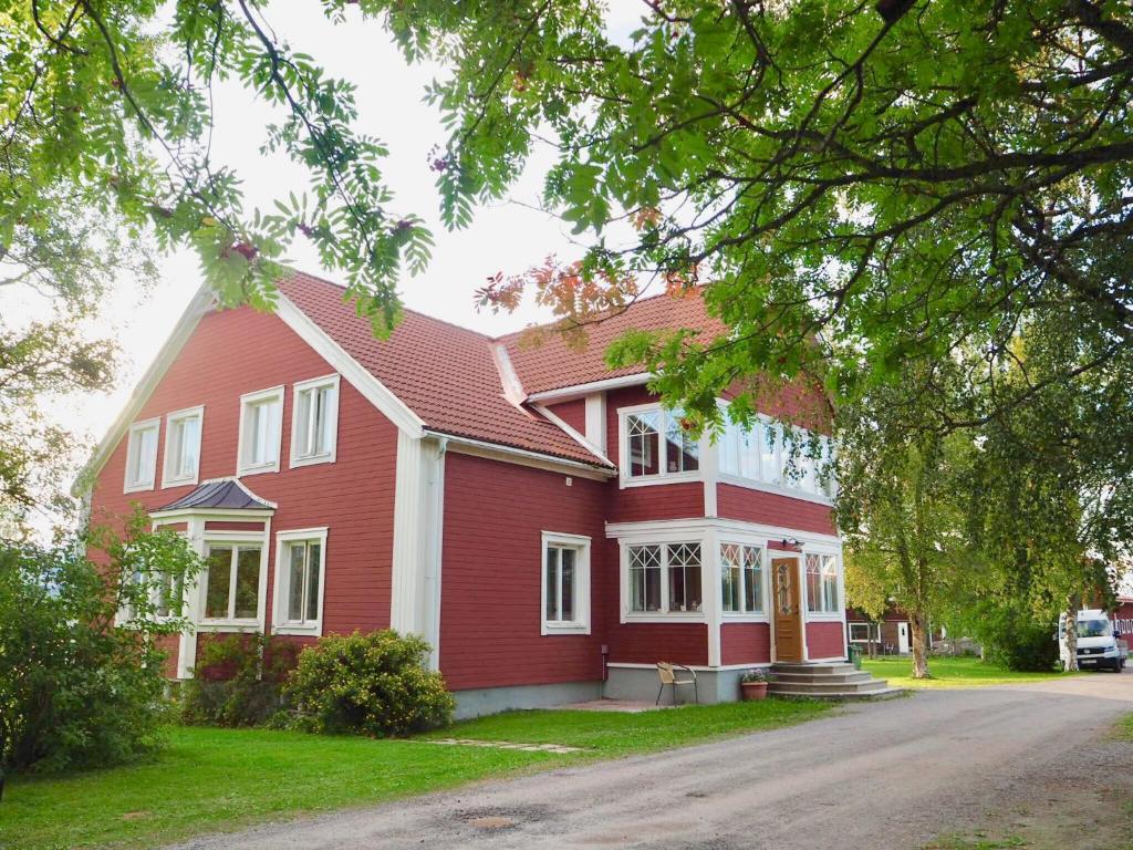 een rood huis met een rood en wit bij Sörbygården Bed & Breakfast in Brunflo