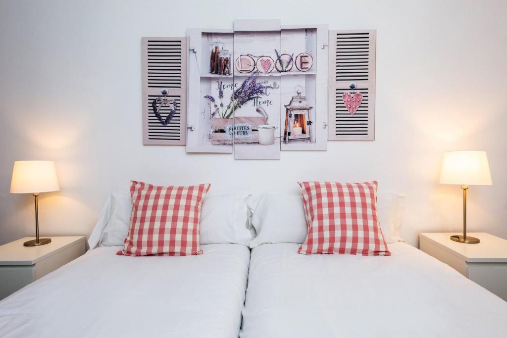 Postel nebo postele na pokoji v ubytování Apartamentos Cornellalux