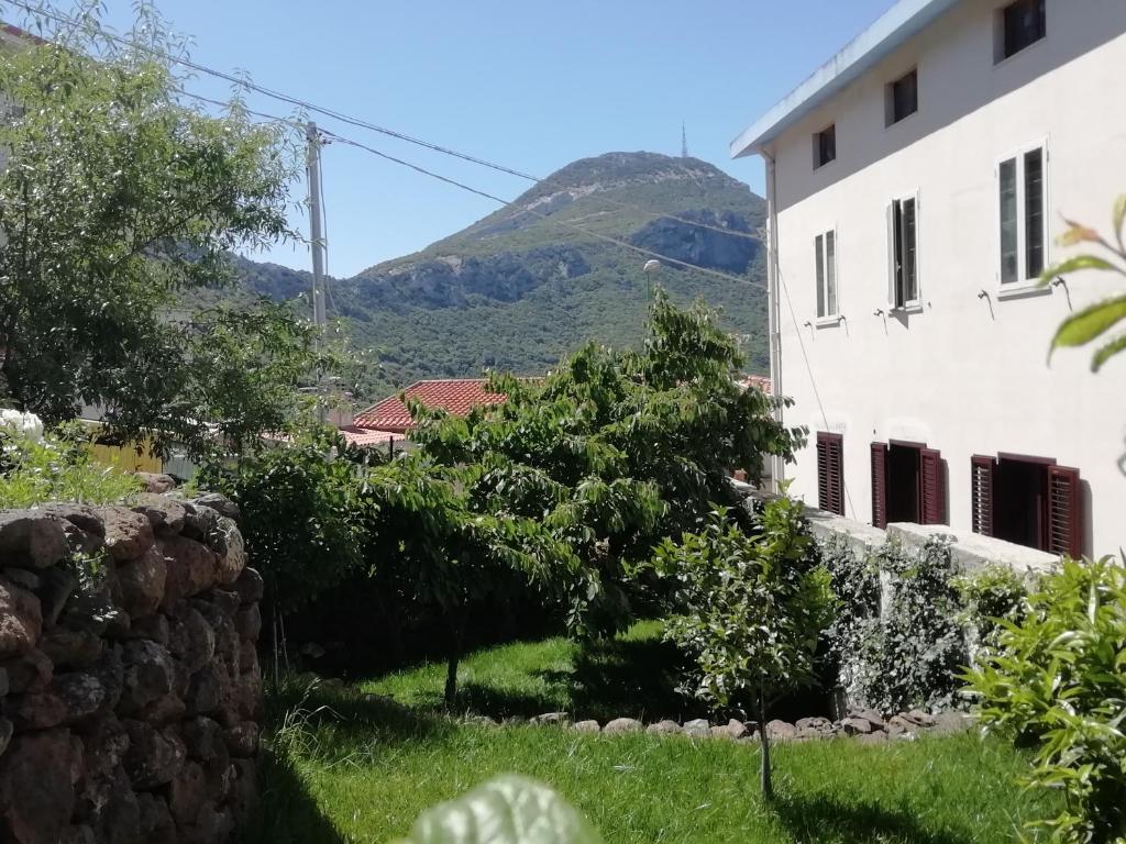 A general mountain view or a mountain view taken from Az apartmant