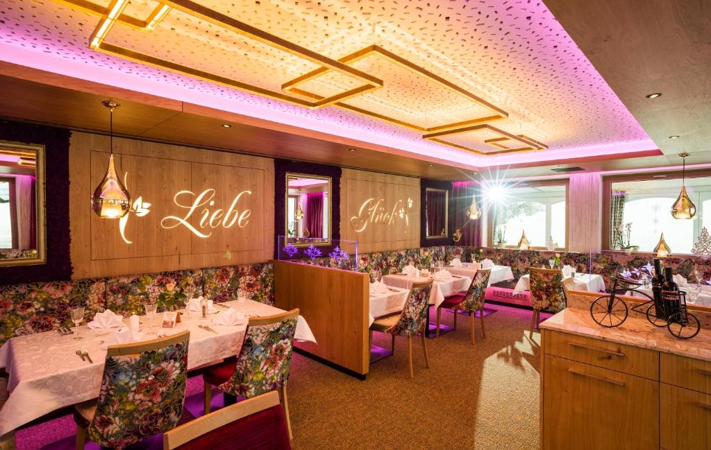 Reštaurácia alebo iné gastronomické zariadenie v ubytovaní Liebes Caroline 4-Sterne-Hotel