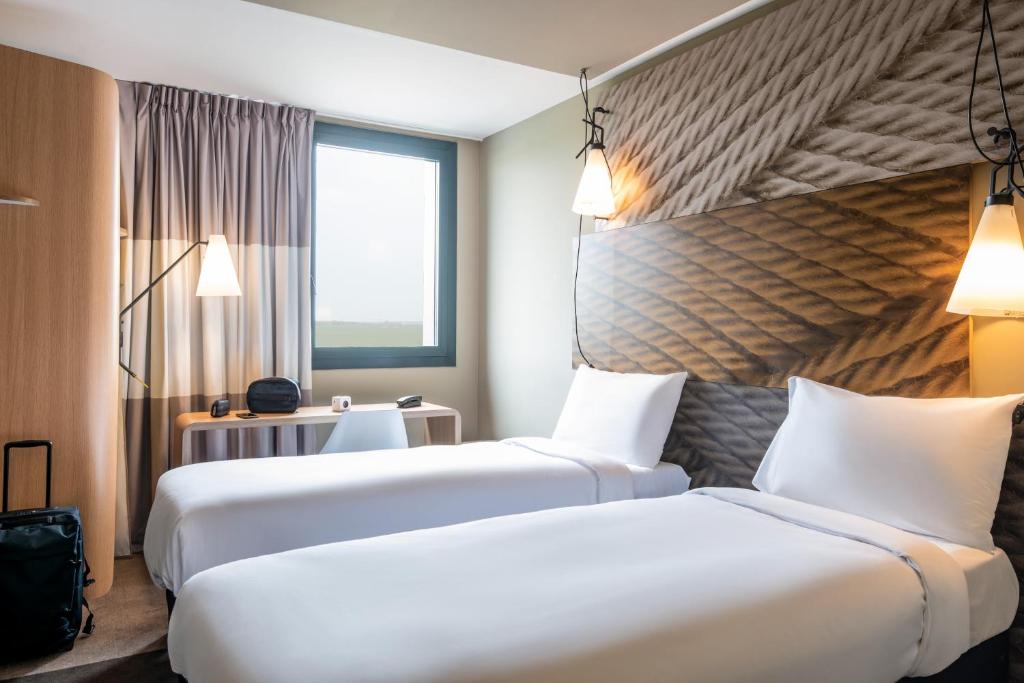 Postel nebo postele na pokoji v ubytování ibis Gonesse Le Bourget