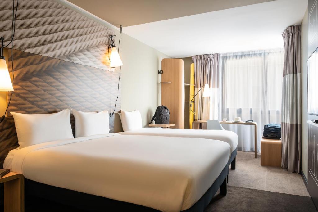 Postel nebo postele na pokoji v ubytování ibis Gonesse Le Bourget