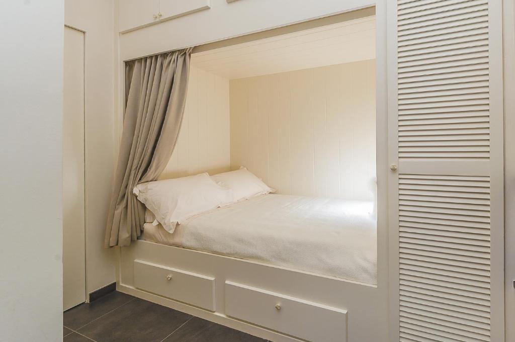 Postel nebo postele na pokoji v ubytování VILLA CASTELLo PORTOVENERE
