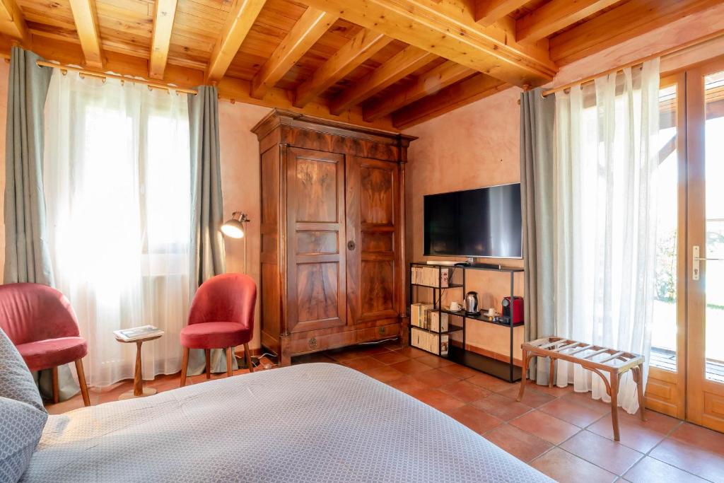TV a/nebo společenská místnost v ubytování B&B L'Orée du Bois Bourgogne - Adults Only