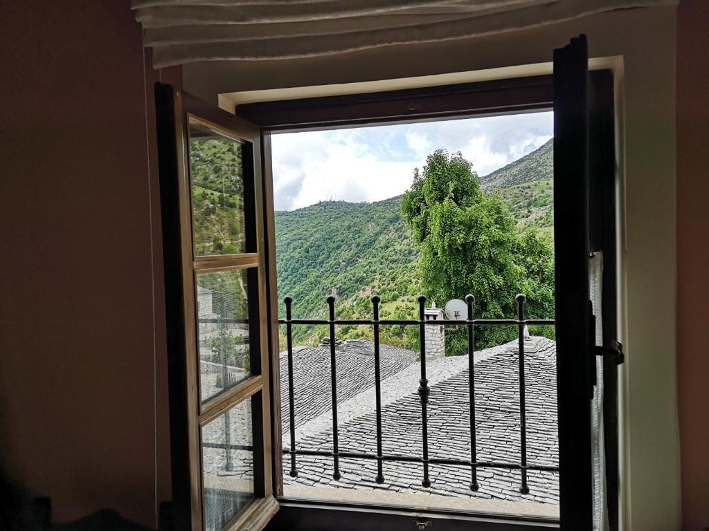 Nespecifikovaný výhled na hory nebo výhled na hory při pohledu z hotelu