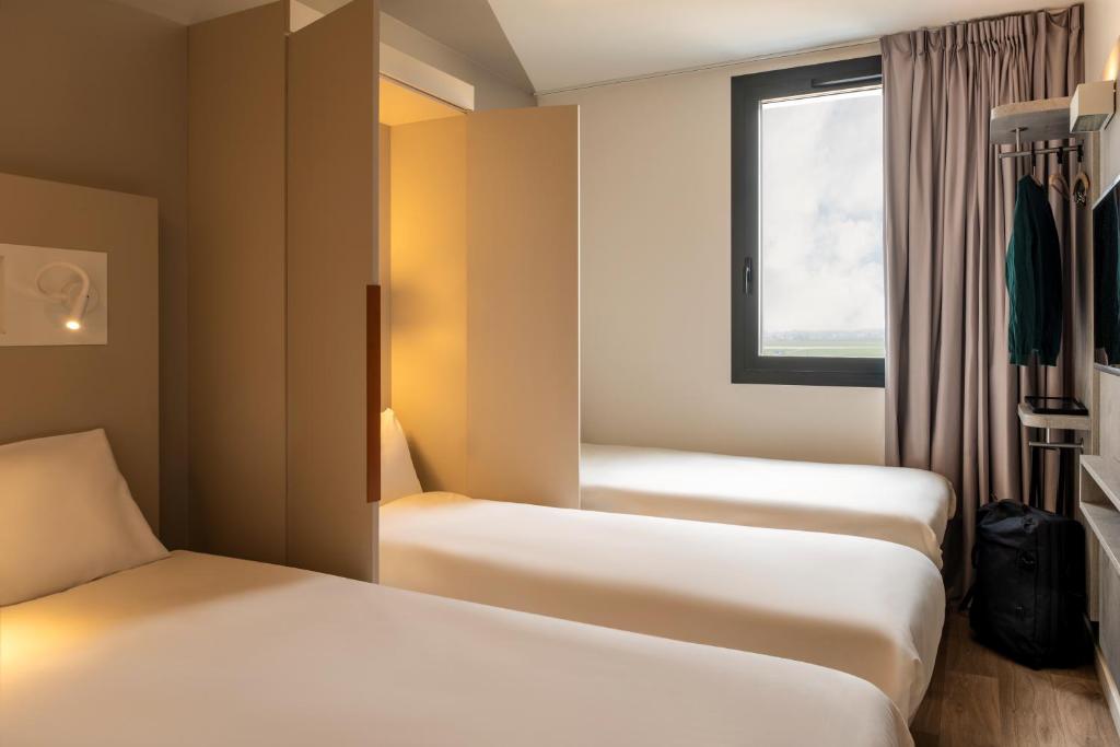 Postel nebo postele na pokoji v ubytování ibis budget Gonesse Le Bourget