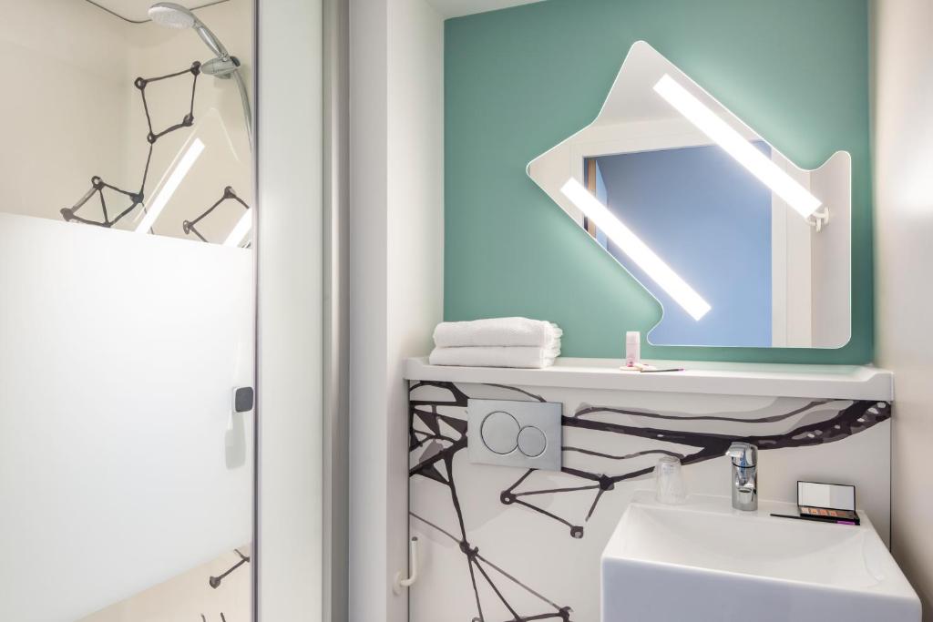 Koupelna v ubytování ibis budget Gonesse Le Bourget