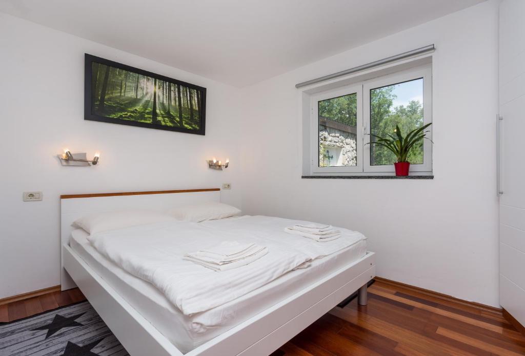 Postel nebo postele na pokoji v ubytování Molnar Resort Apartment Sergej