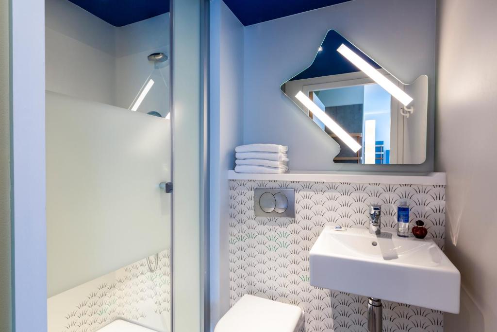 Koupelna v ubytování ibis budget Gonesse Le Bourget