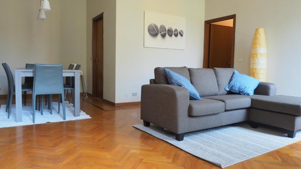 un soggiorno con divano e tavolo di Ferrari Suite Modena a Modena