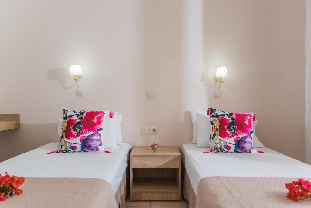 Postel nebo postele na pokoji v ubytování Emerald Hotel