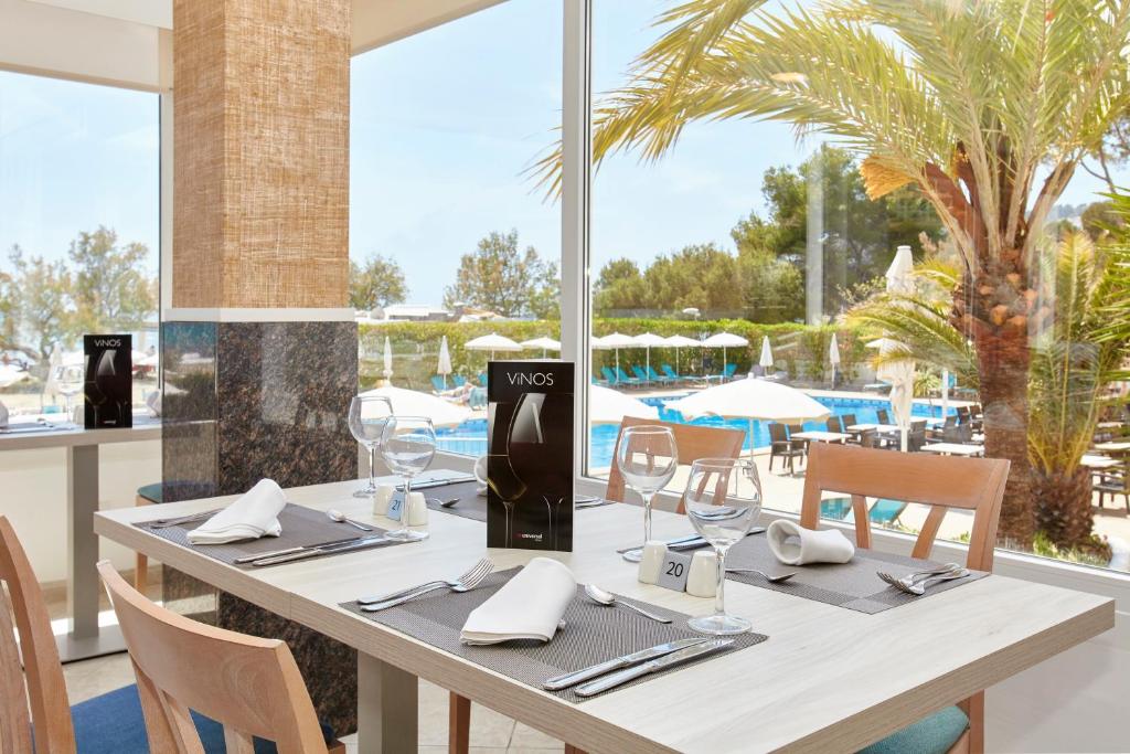 Bazén v ubytování Universal Hotel Castell Royal nebo v jeho okolí