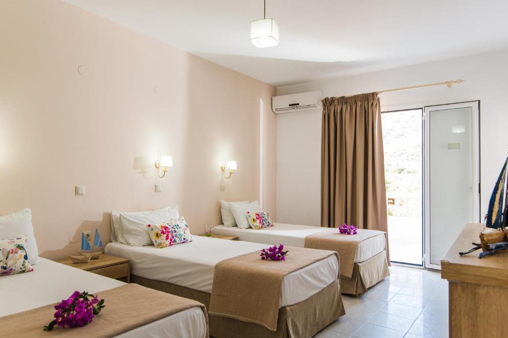 Postel nebo postele na pokoji v ubytování Emerald Hotel