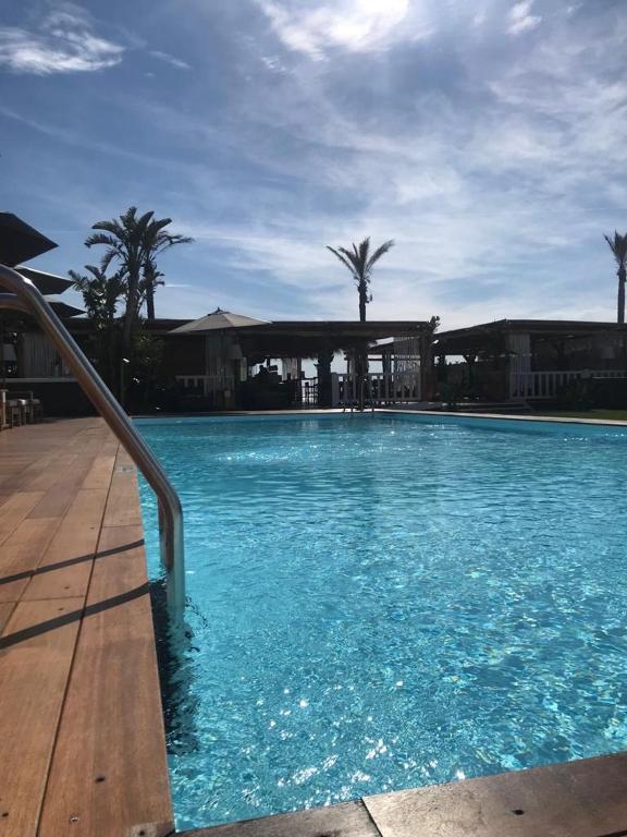 Бассейн в Cumeja Beach Club & Hotel или поблизости