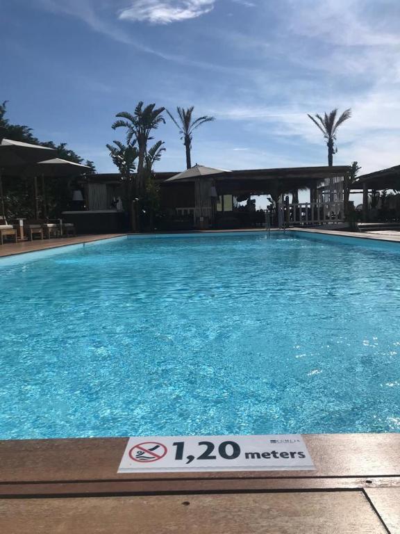 Бассейн в Cumeja Beach Club & Hotel или поблизости