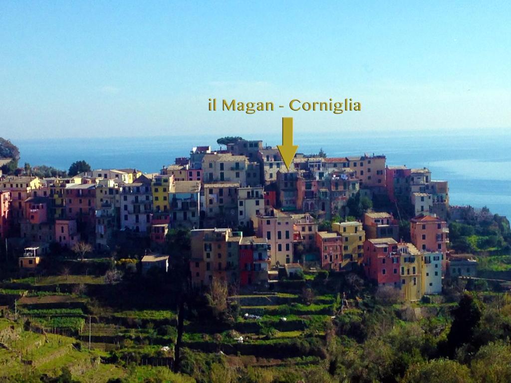 a city with a yellow arrow on top of it at il Magàn - Cinque Terre in Corniglia