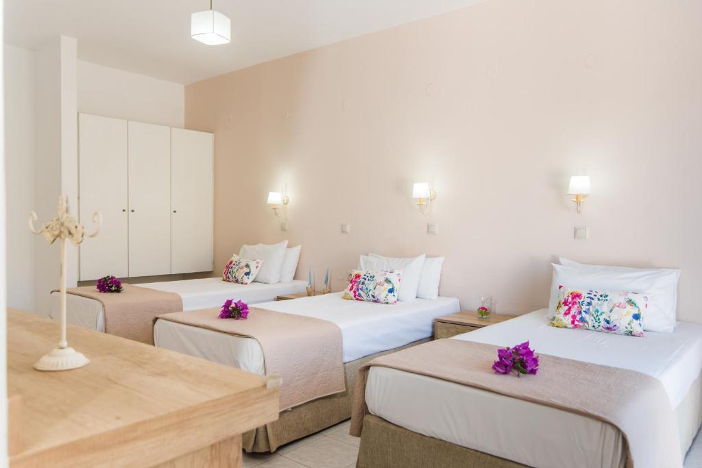 Postel nebo postele na pokoji v ubytování Emerald Hotel