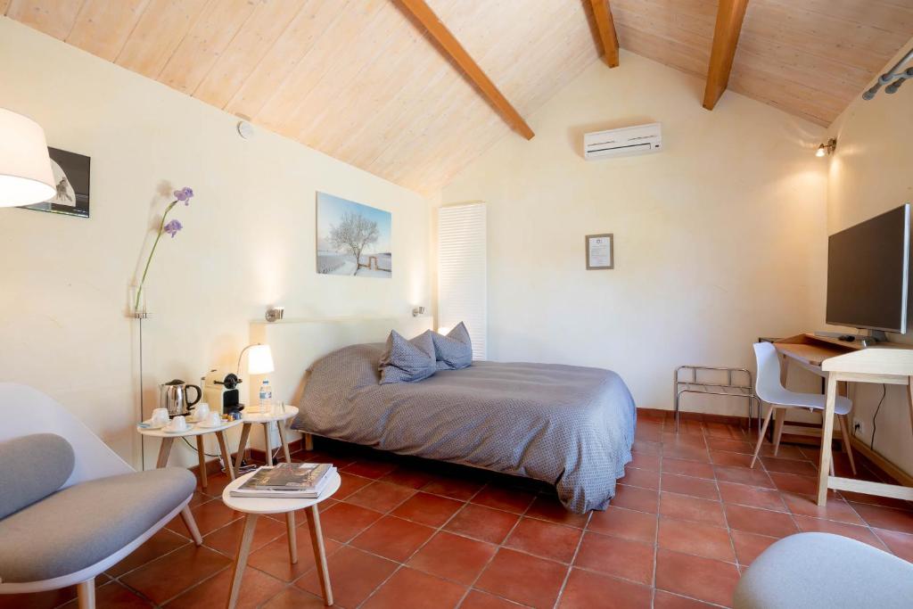 Postel nebo postele na pokoji v ubytování B&B L'Orée du Bois Bourgogne - Adults Only