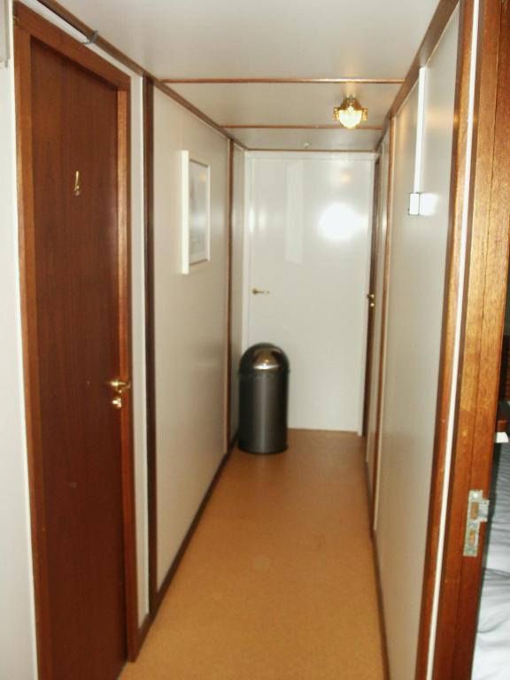 a hallway with a door and a trash can at Felicitas in Amsterdam