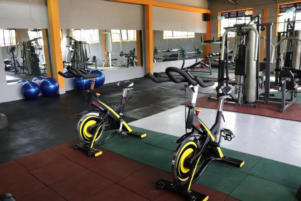 Fitness centrum a/nebo fitness zařízení v ubytování Biyem Hotel