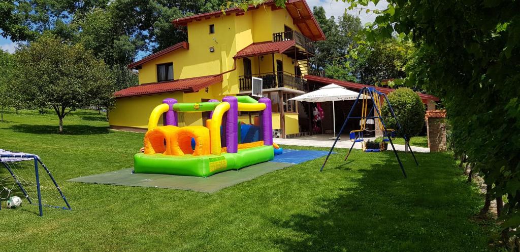 Herní místnost nebo prostor pro děti v ubytování Guest House Blažević