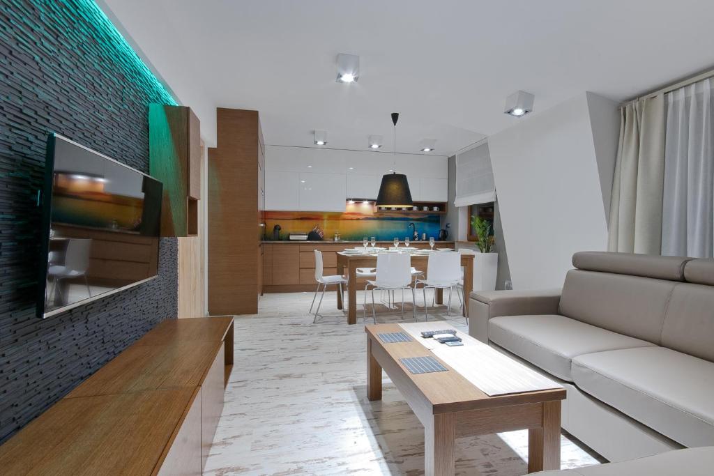 salon z kanapą i stołem w obiekcie Imperial Apartments - Sopocka Przystań w mieście Sopot