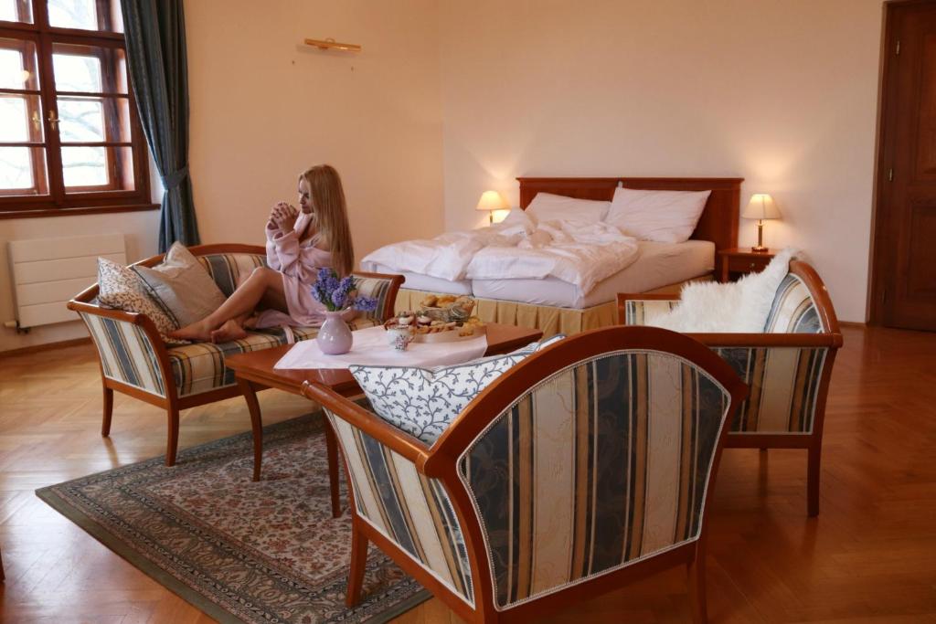Postel nebo postele na pokoji v ubytování Wellness Hotel Zámeček