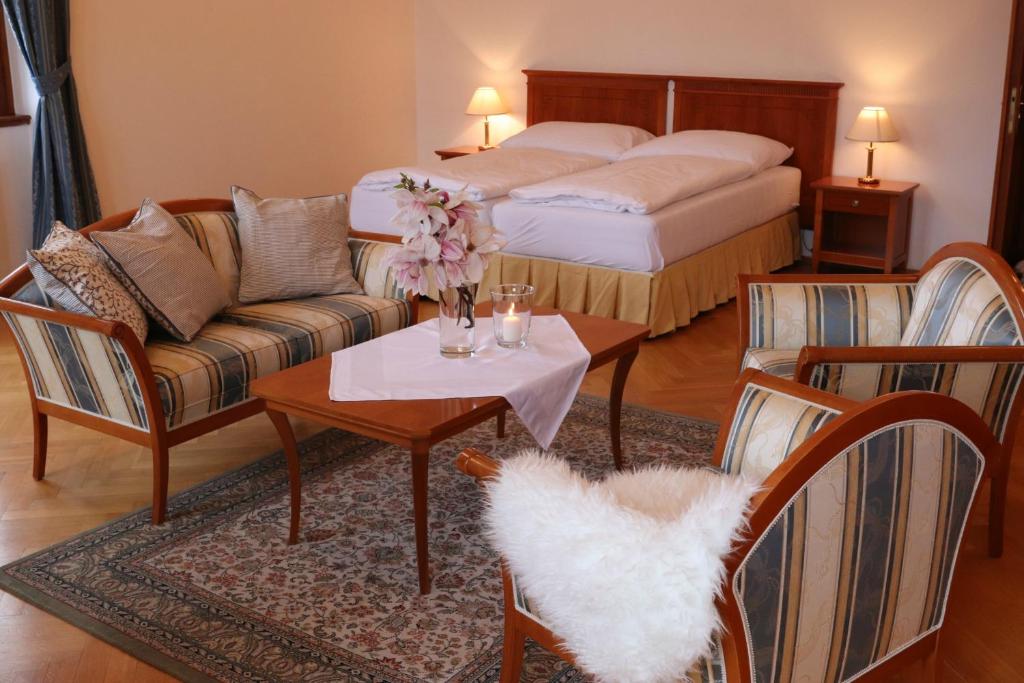 Postel nebo postele na pokoji v ubytování Wellness Hotel Zámeček