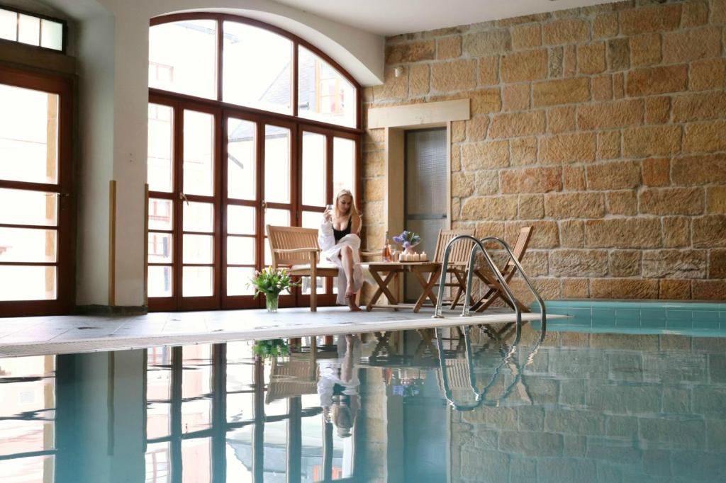 Bazén v ubytování Wellness Hotel Zámeček nebo v jeho okolí