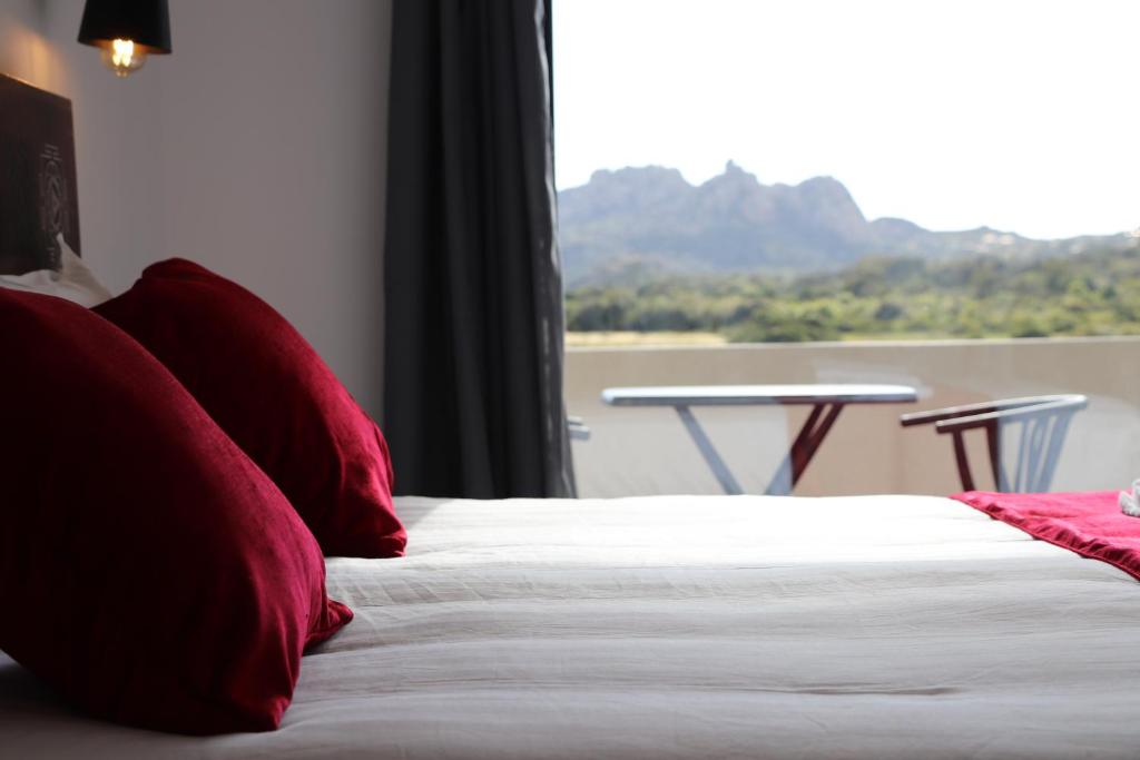 Nespecifikovaný výhled na hory nebo výhled na hory při pohledu z hotelu