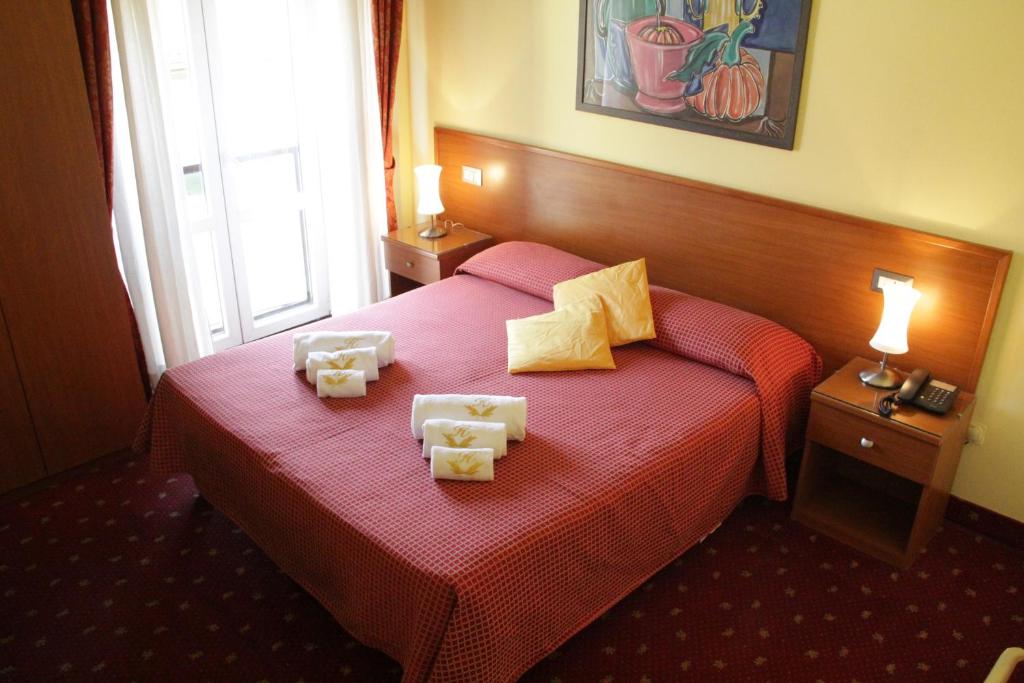 Łóżko lub łóżka w pokoju w obiekcie Hotel Lugano