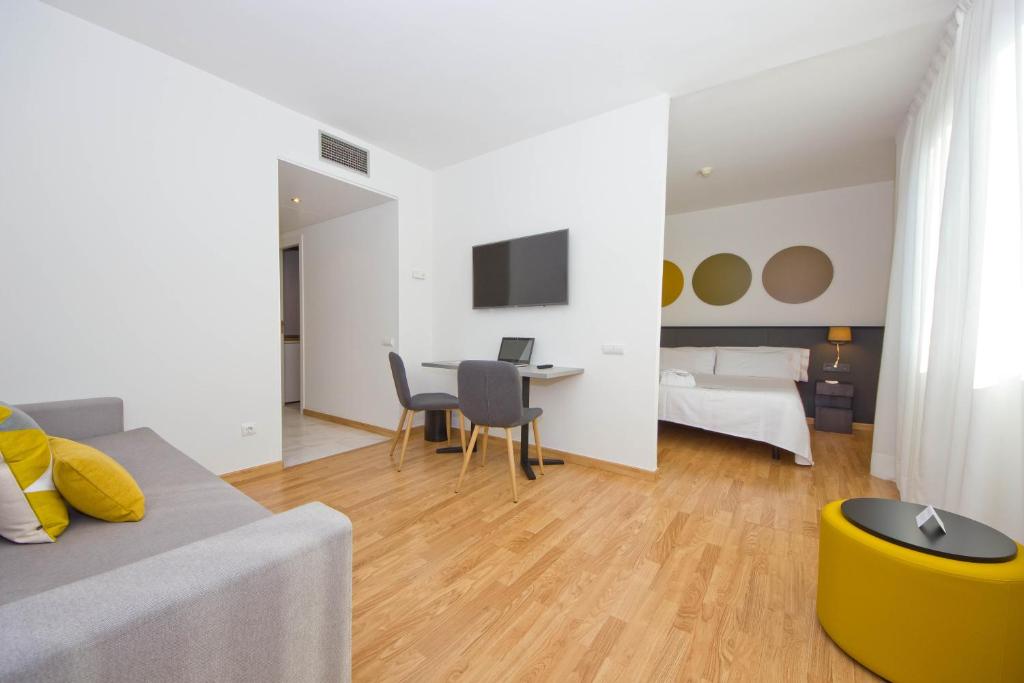 Aparthotel Atenea Valles - Sixtuple Room (4 Adults + 2 Children)