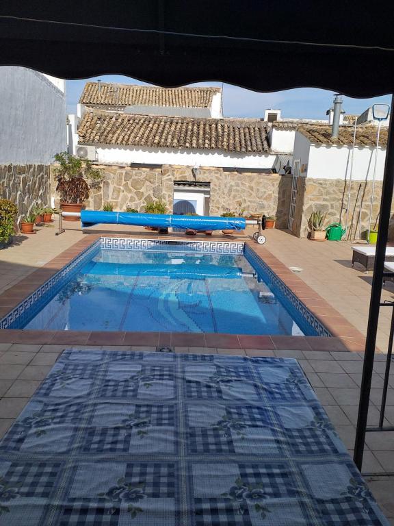 ein großer Pool mit Sonnenschirm darüber in der Unterkunft Casa De Royal Oaks in Encinas Reales
