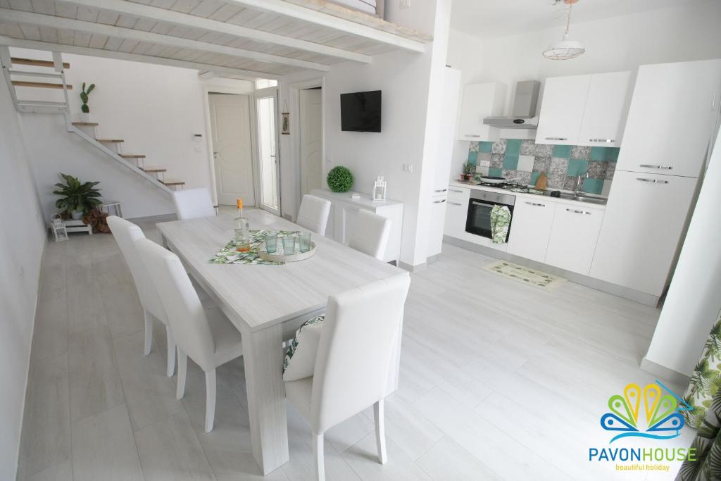 Kuchnia lub aneks kuchenny w obiekcie Pavon House Green - Villetta nuova costruzione 80 mt dal mare, 3 km da spiagge Torre San Giovanni