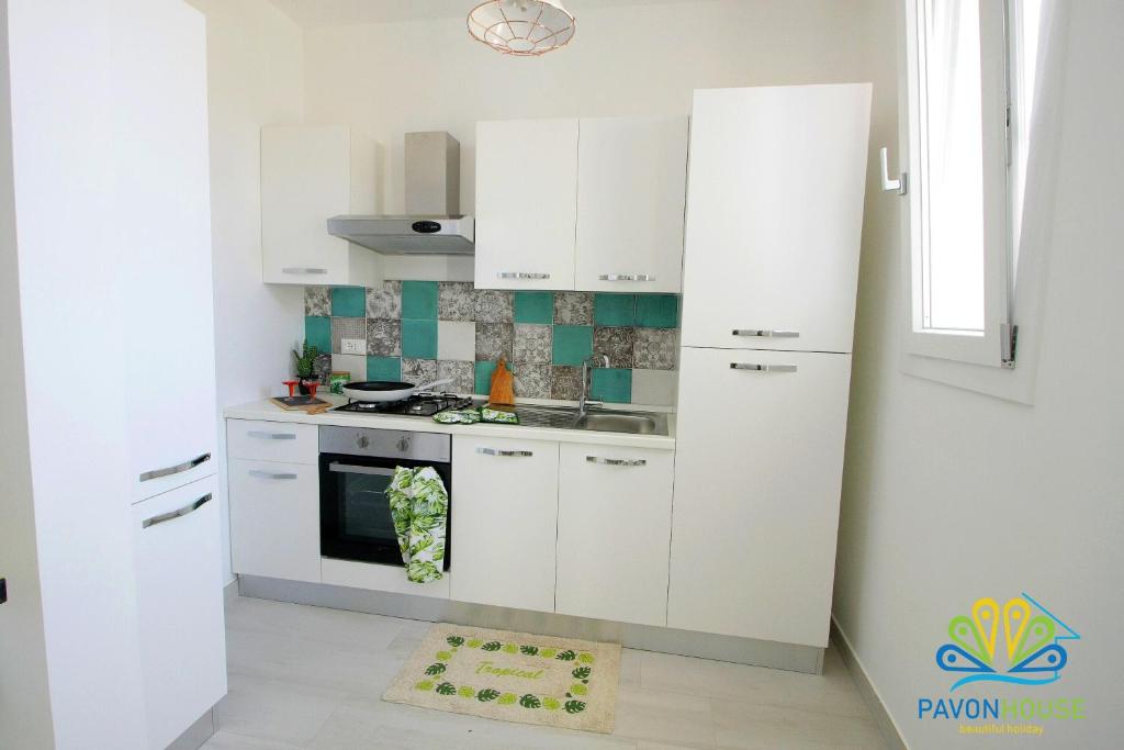 Kuchnia lub aneks kuchenny w obiekcie Pavon House Green - Villetta nuova costruzione 80 mt dal mare, 3 km da spiagge Torre San Giovanni