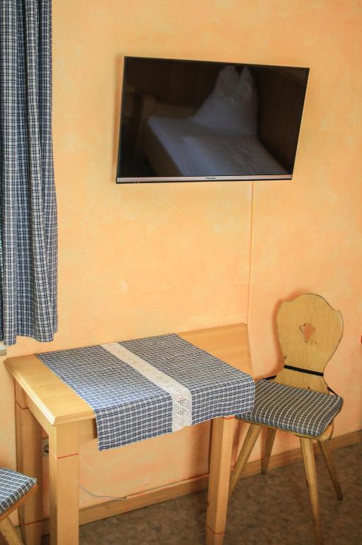 TV a/nebo společenská místnost v ubytování Gasthof Kornbachtal
