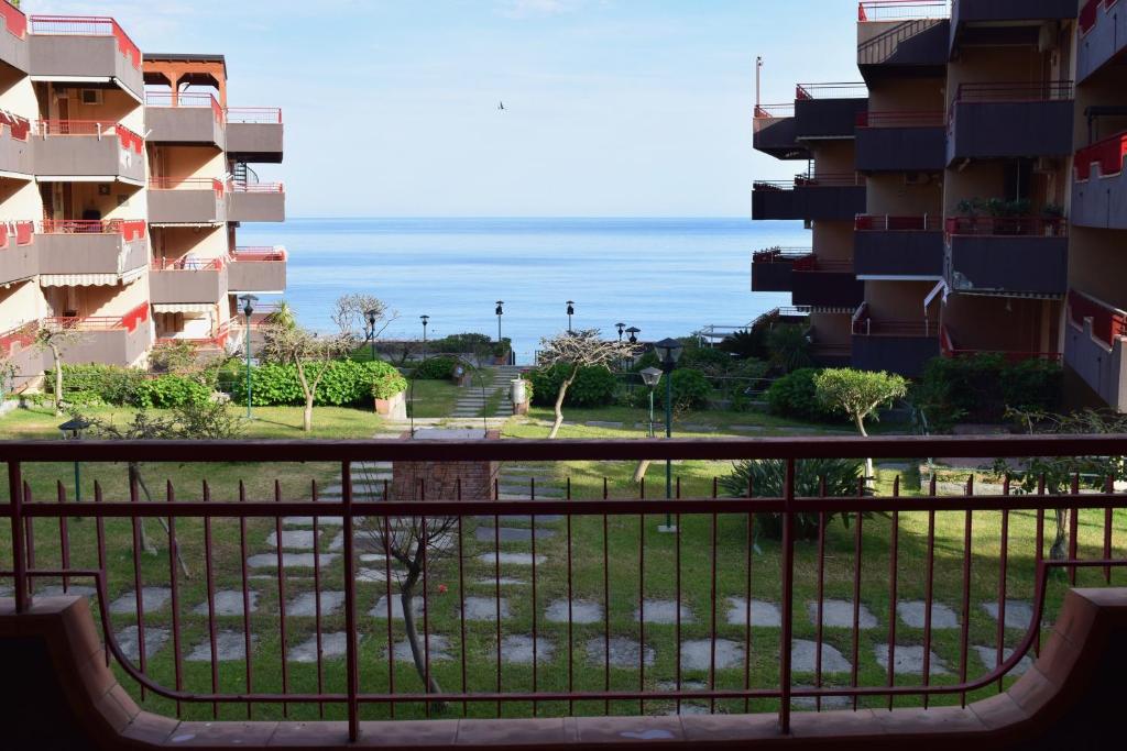 Beach House Blue Holiday - Two-Bedroom Apartment
