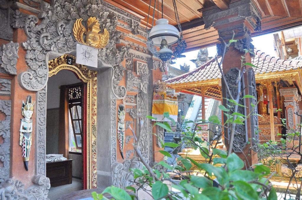 un edificio con un espejo ornamentado en una habitación en Warini Bungalows, en Ubud