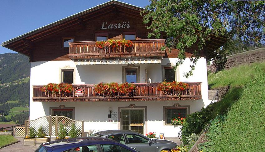 um edifício com uma varanda com flores em Residence Lastei em Ortisei