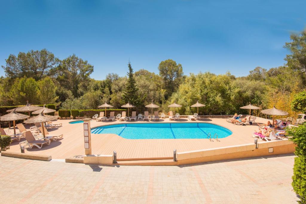 Бассейн в Hotel Playa Mondrago или поблизости