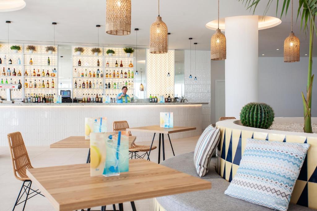 Nápoje v ubytování Grupotel Picafort Beach
