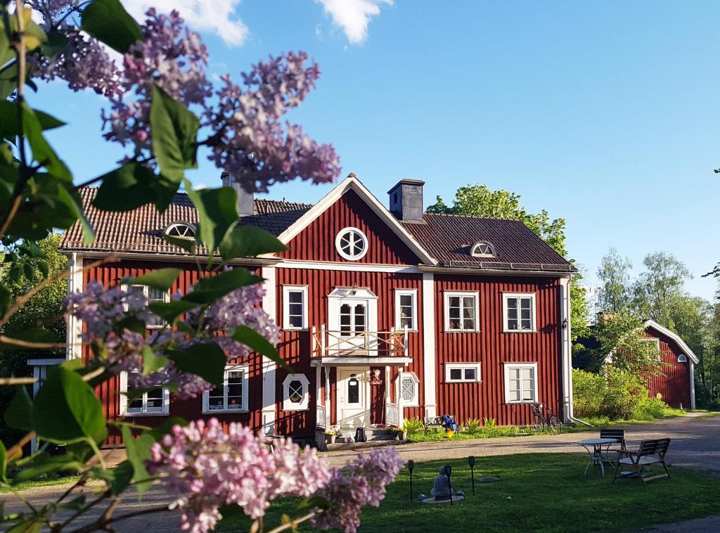 Casa roja grande con ventanas blancas en Garpenbergs B&B, BnB, en Garpenberg