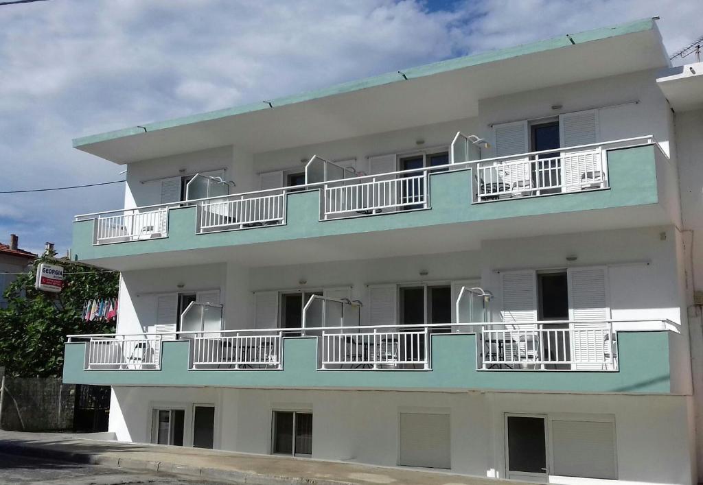 un edificio blanco con balcones blancos. en House Georgia, en Kallithea Halkidikis