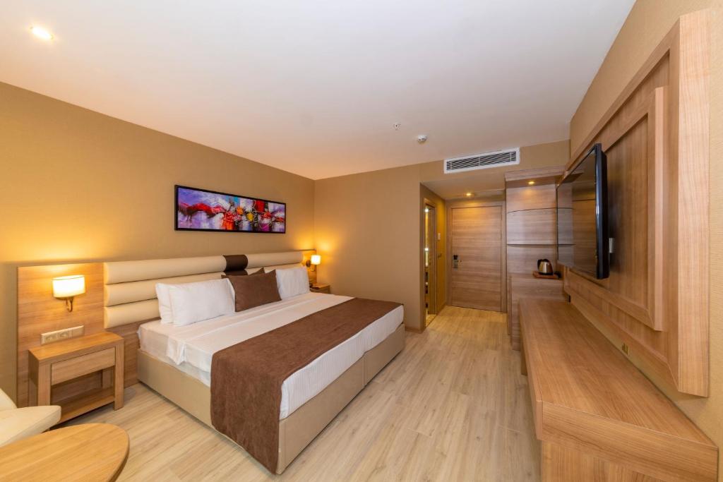 Habitación de hotel con cama y TV en 38 Hotel, en Estambul