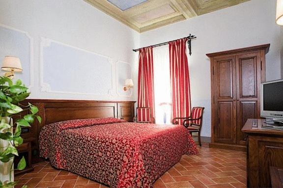una camera con un letto con copriletto rosso di Hotel California a Firenze